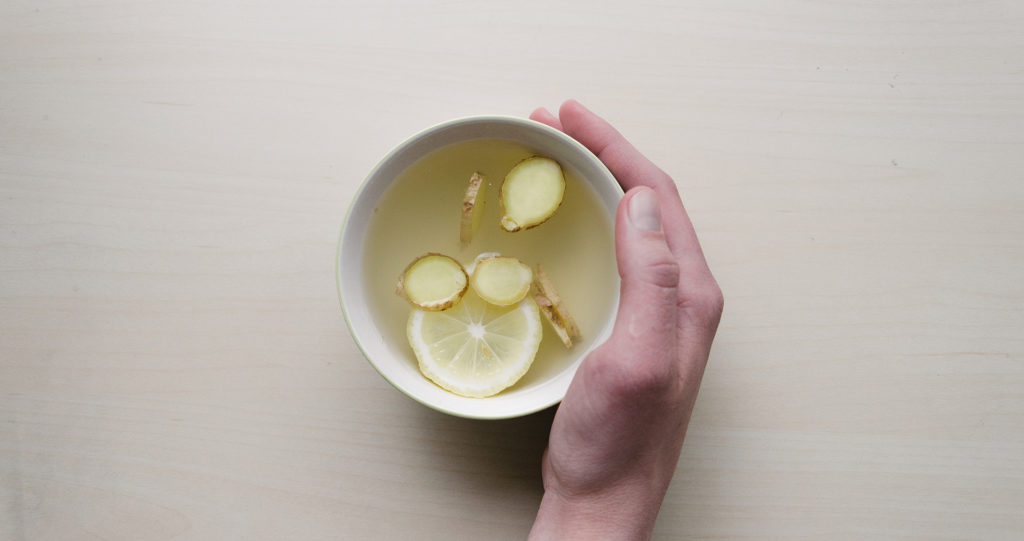 Ajoutez du gingembre et du citron dans le thé pour être en meilleure santé