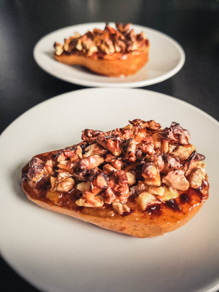 Baked pears with walnut and honey