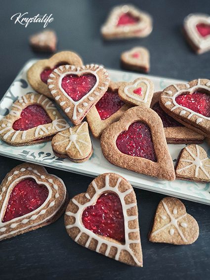 Biscuits sablés express fourrés à la gelée de framboise avec glaçage sucré blanc comme décoration de Noël