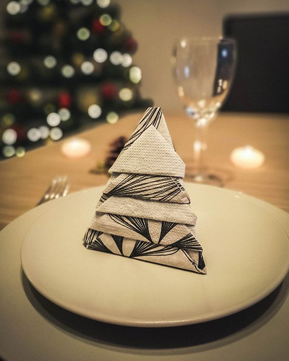 Folding of napkins in pine tree