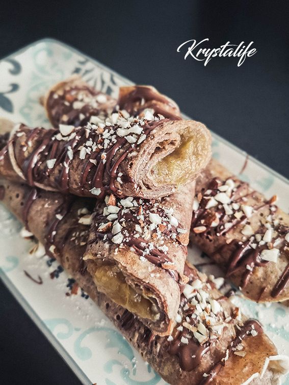 crêpes vegan avec comptée de pommes cannelle, sauce chocolat et brisures d'amandes