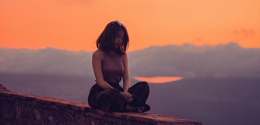 femme dans la nature qui medite